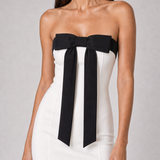 Vestido curto Héloïse off-white e preto - editorial aproximado