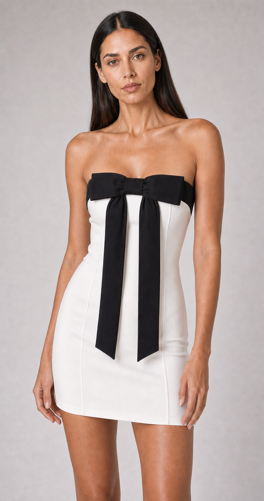 Vestido curto Héloïse off-white e preto - editorial aproximado