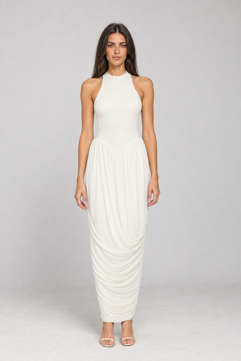 Vestido Liesel branco de frente única com saia drapeada, apresentado pela modelo Primavera VIEUX