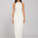 Vestido Liesel branco de frente única com saia drapeada, apresentado pela modelo Primavera VIEUX