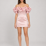 Vestido curto de festa Rosa Madelia com babados esculturais em cetim – vista frontal