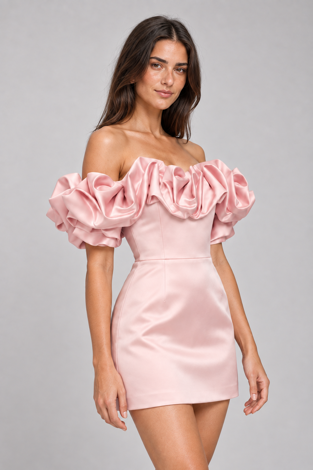 Vestido curto Rosa Madelia em cetim estruturado – detalhe editorial
