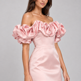 Vestido curto Rosa Madelia em cetim estruturado – detalhe editorial