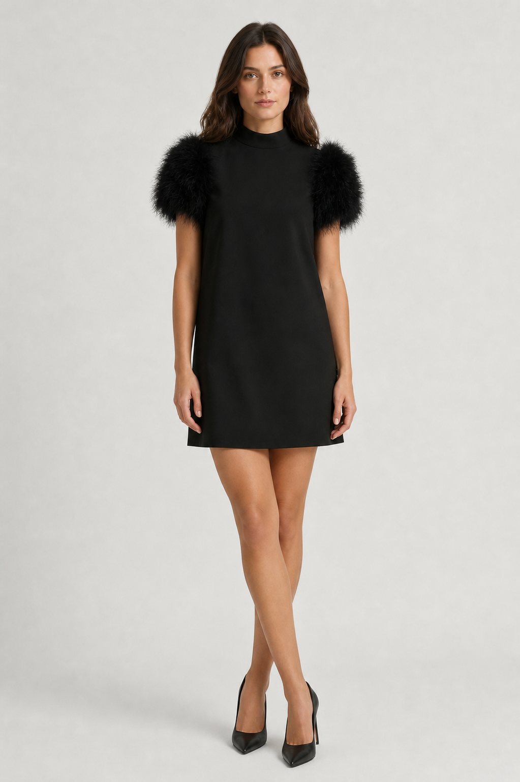 Vestido Manon preto com plumas - modelo padronizada frente