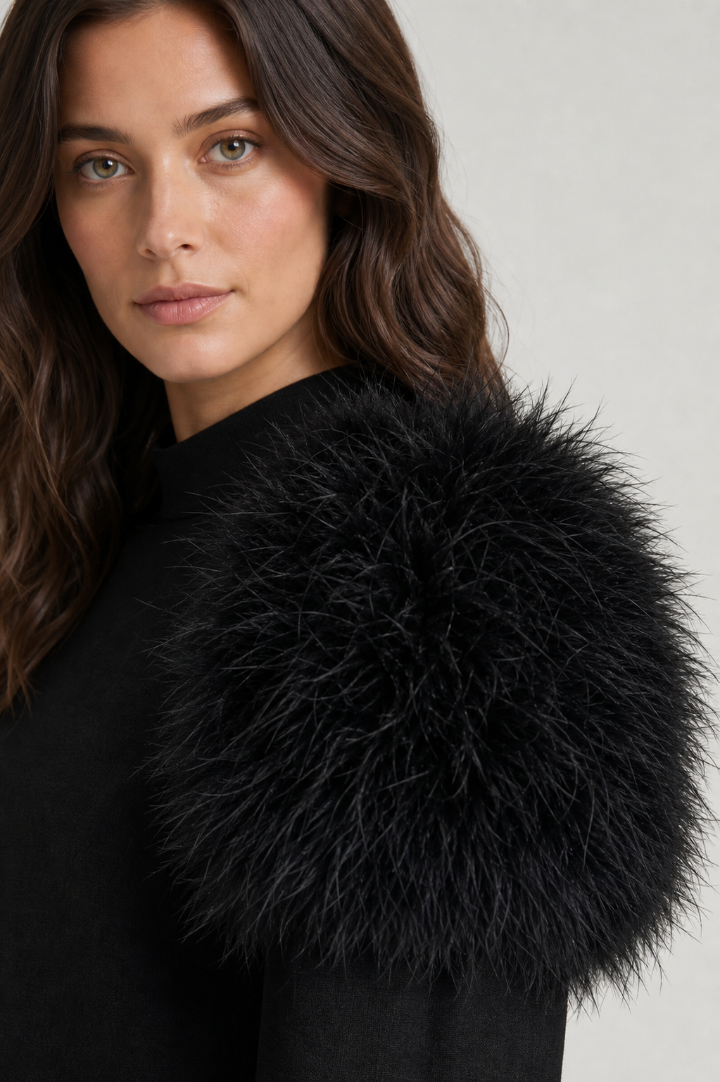 Vestido Manon preto - detalhe da gola e mangas de plumas