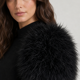 Vestido Manon preto - detalhe da gola e mangas de plumas