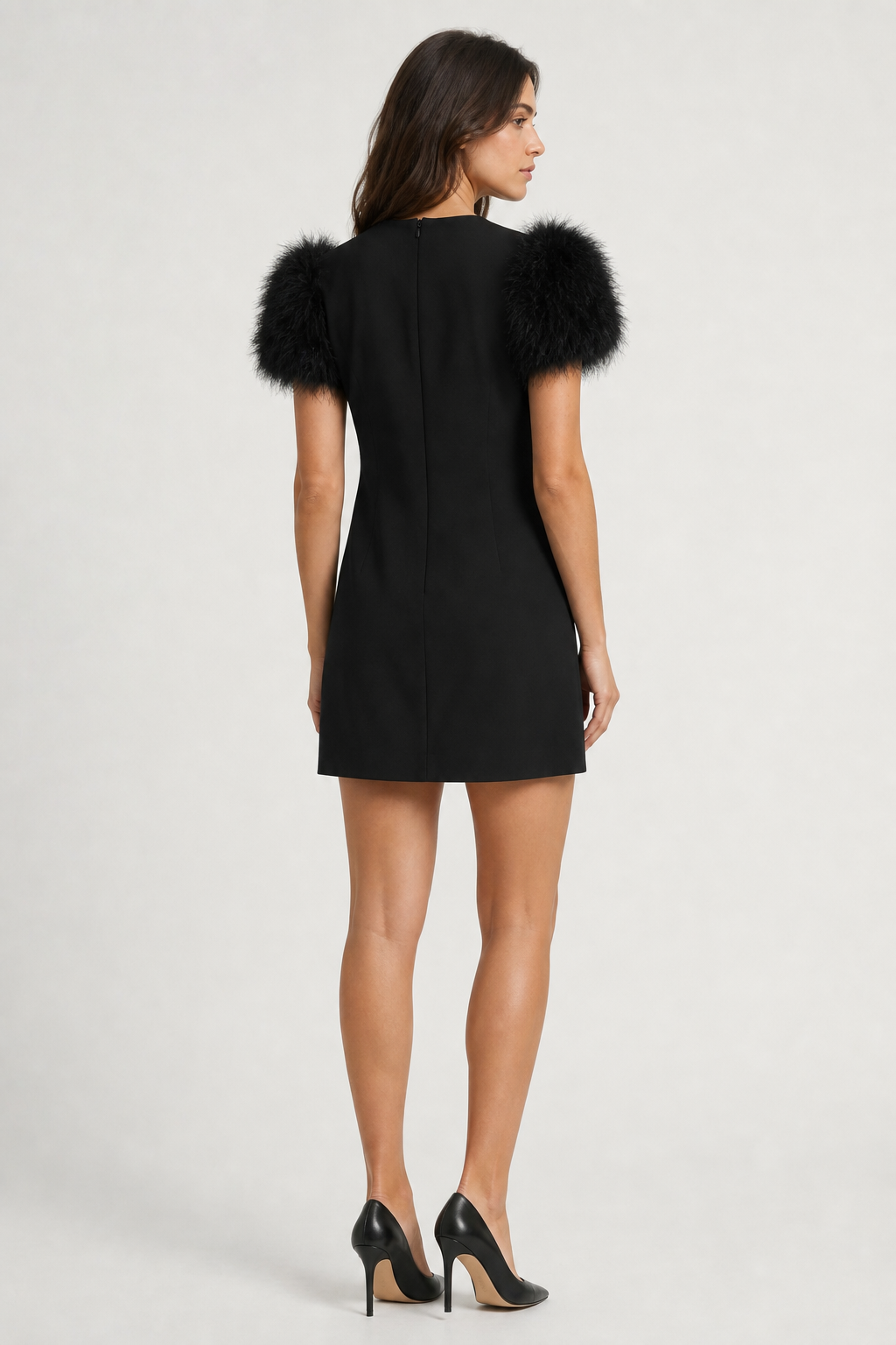 Vestido Manon preto com plumas - vista posterior e zíper