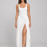 Modelo Primavera VIEUX com vestido Manon branco, vista frontal