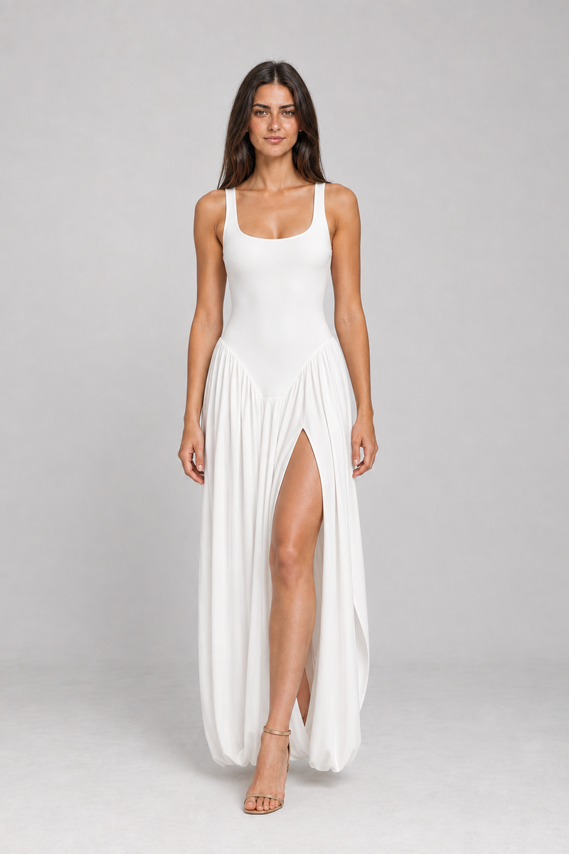 Modelo Primavera VIEUX com vestido Manon branco, vista frontal