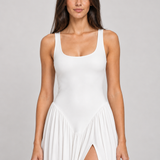 Modelo Primavera VIEUX com Manon branco, detalhe do decote