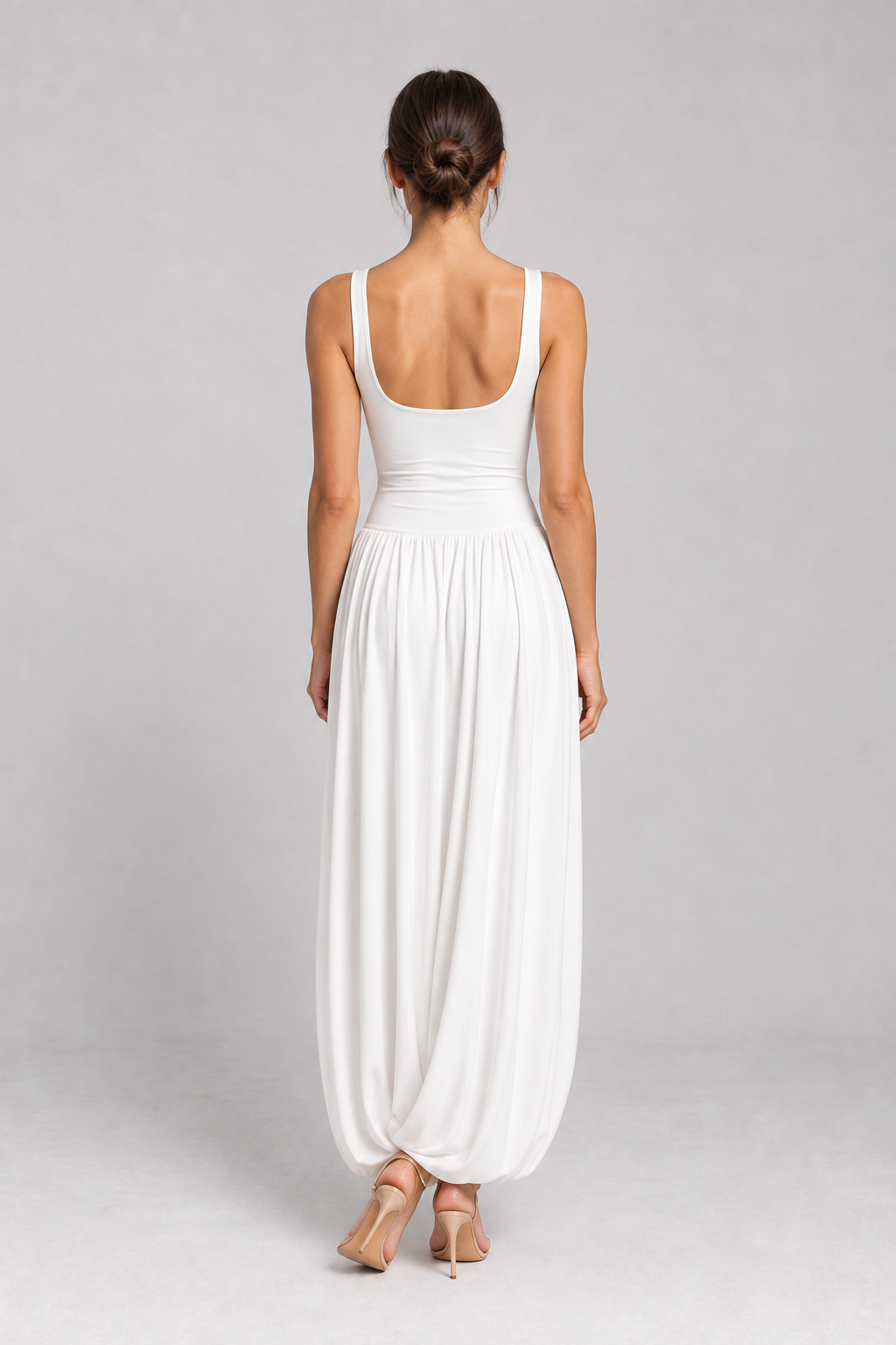Modelo Primavera VIEUX com vestido Manon branco, vista de costas mostrando o decote em U e a saia drapeada