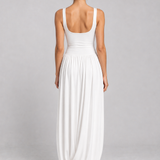 Modelo Primavera VIEUX com vestido Manon branco, vista de costas mostrando o decote em U e a saia drapeada