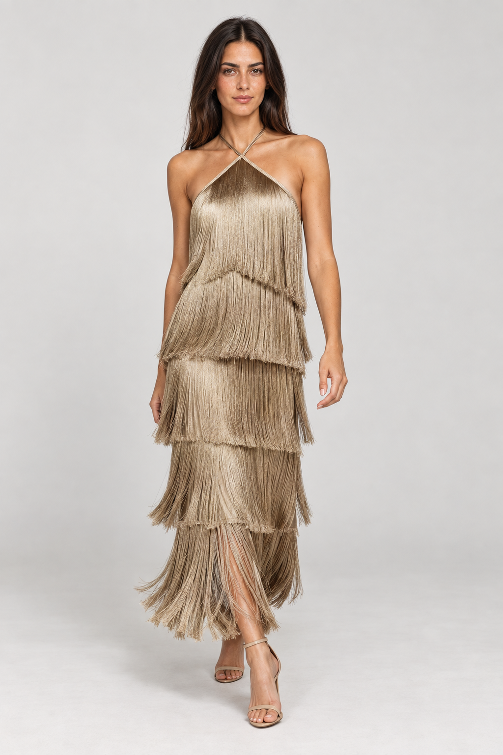 Vestido Montmartre champanhe com franjas — modelo Primavera VIEUX, movimento em estúdio