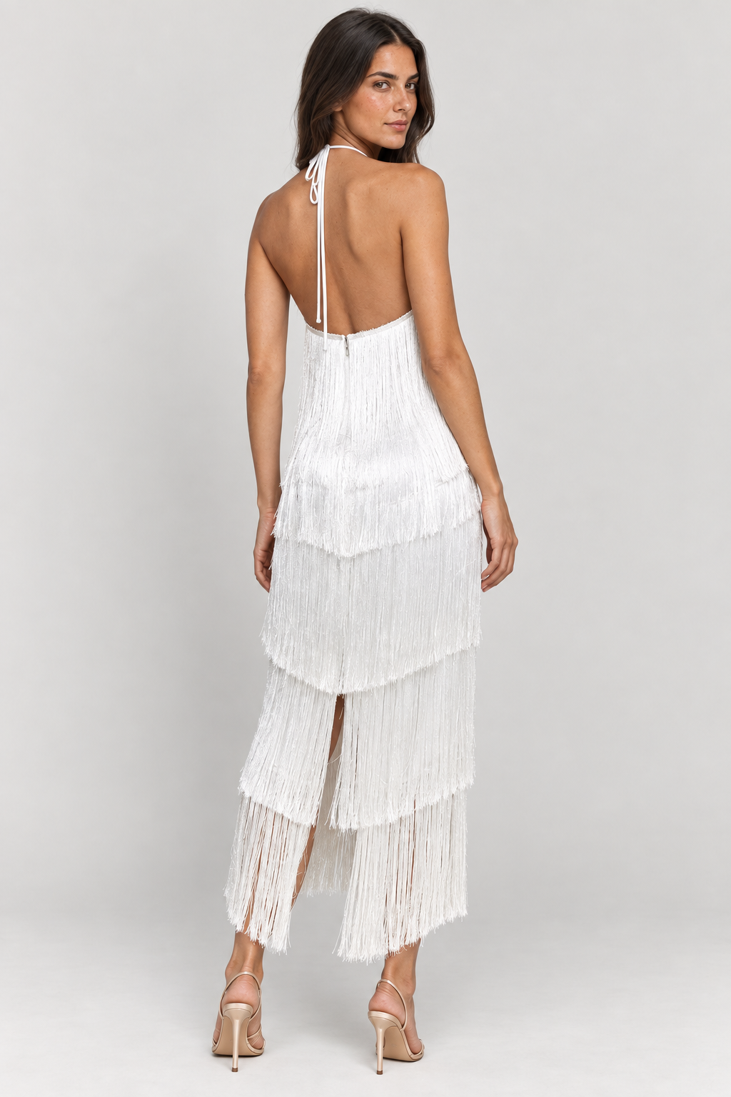 Vestido Montmartre branco com franjas — modelo Primavera VIEUX, costas em estúdio