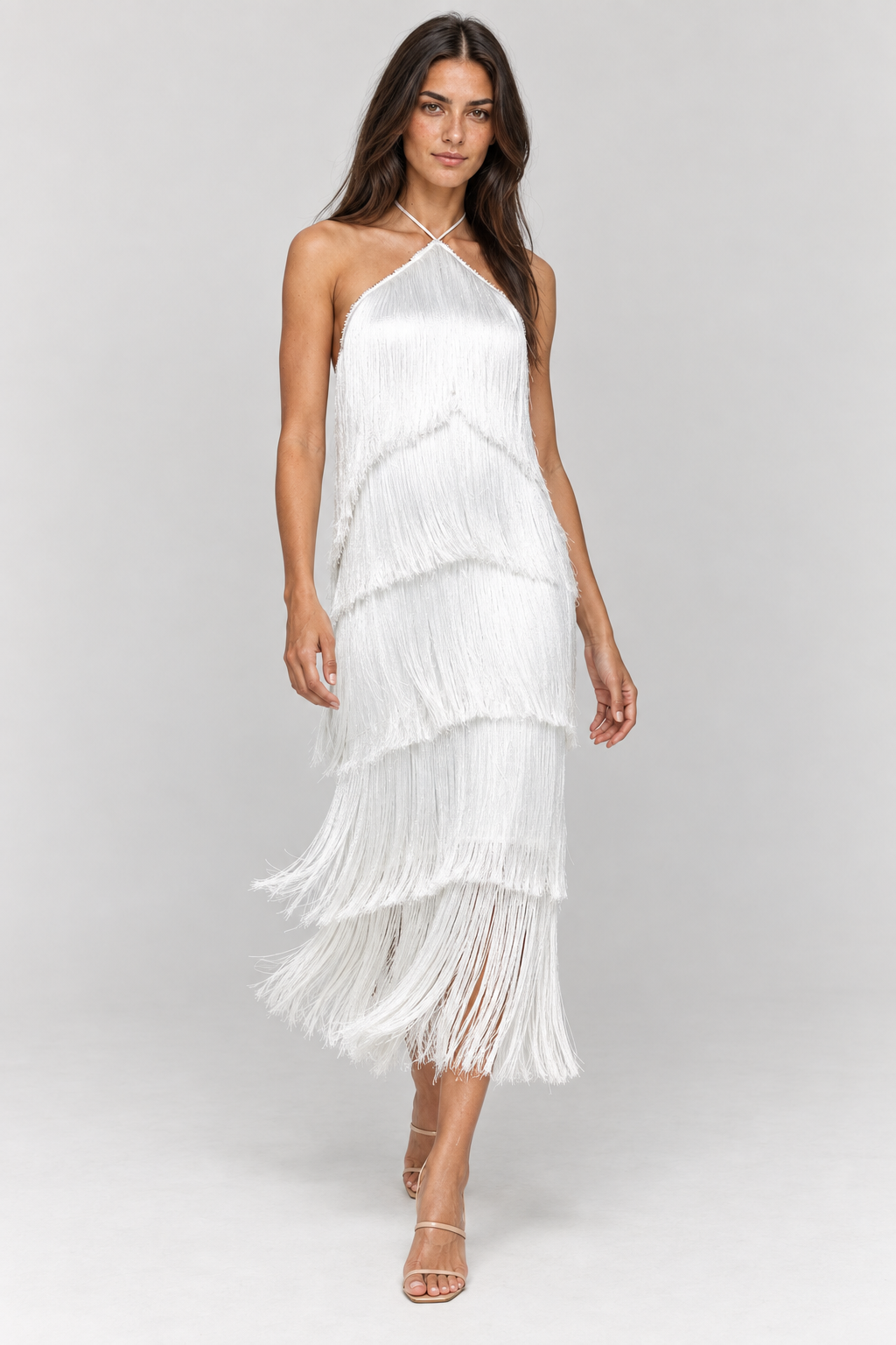 Vestido Montmartre branco com franjas — modelo Primavera VIEUX, movimento em estúdio