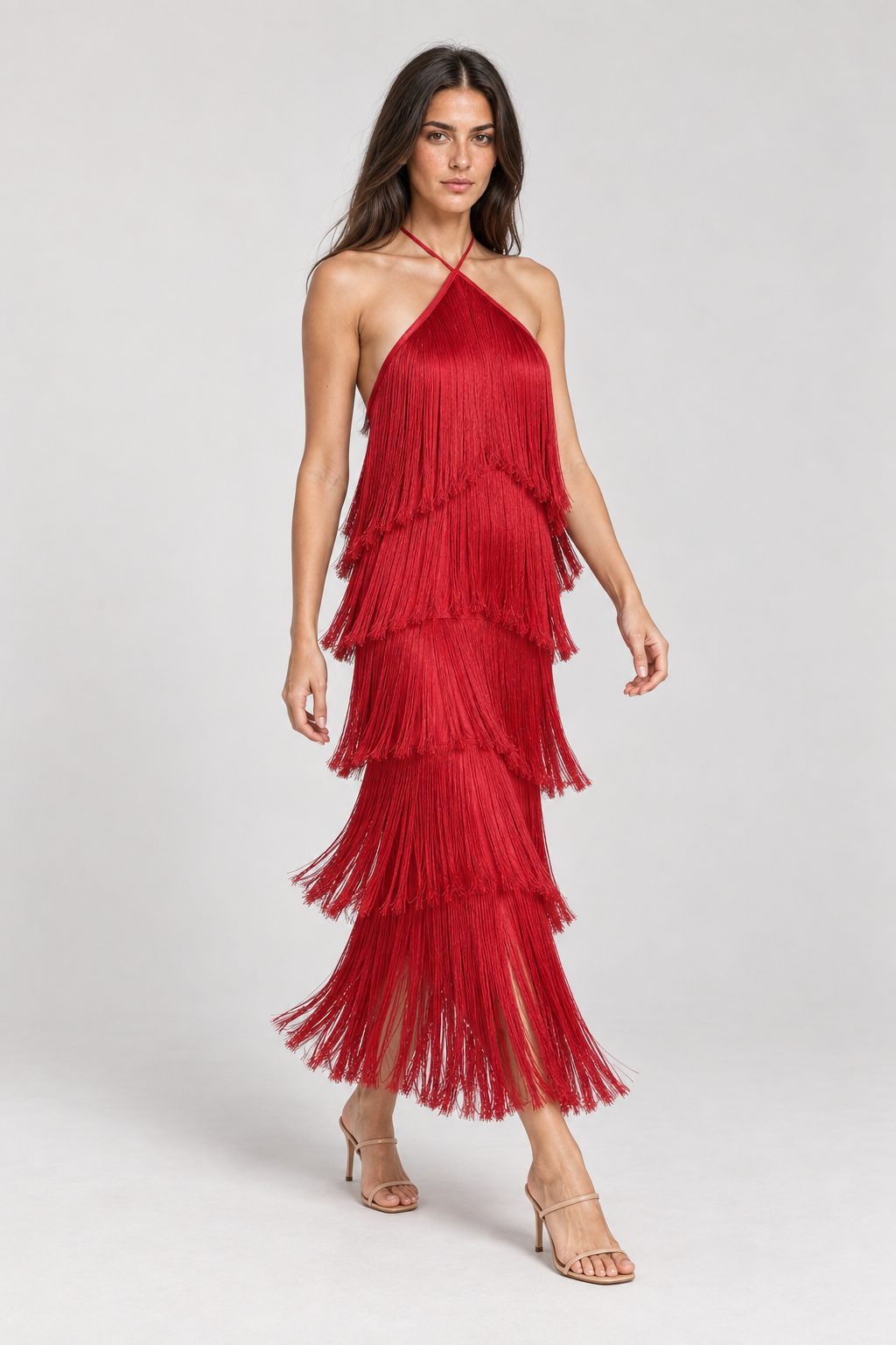 Vestido Montmartre vermelho com franjas — modelo Primavera VIEUX, movimento em estúdio
