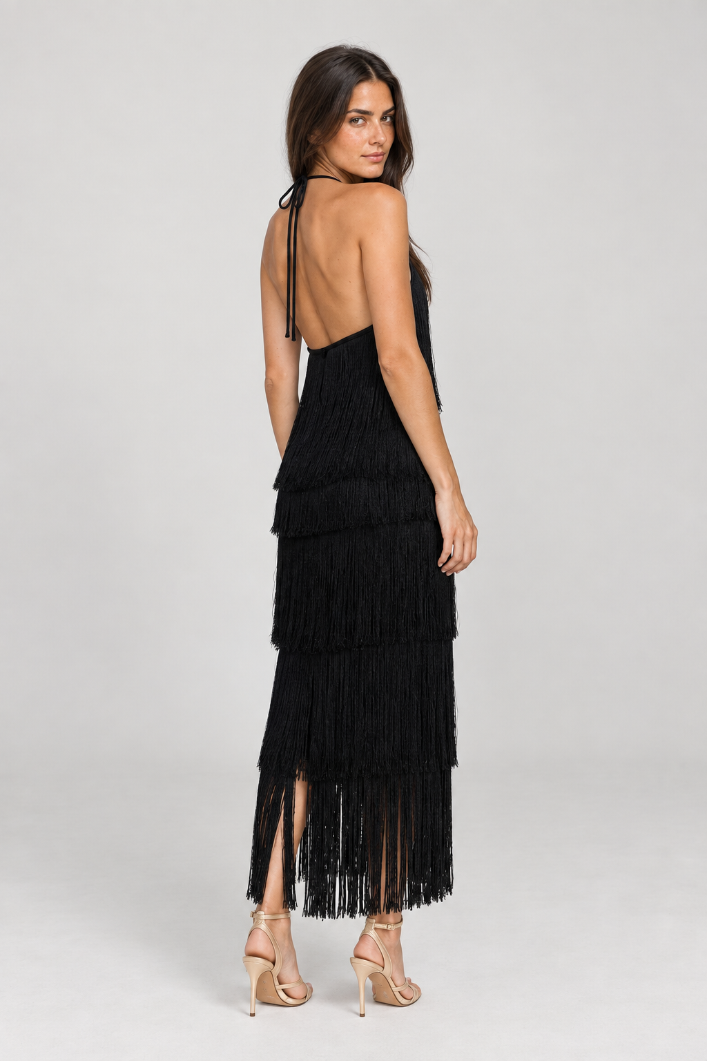 Vestido Montmartre preto com franjas — modelo Primavera VIEUX, costas em estúdio