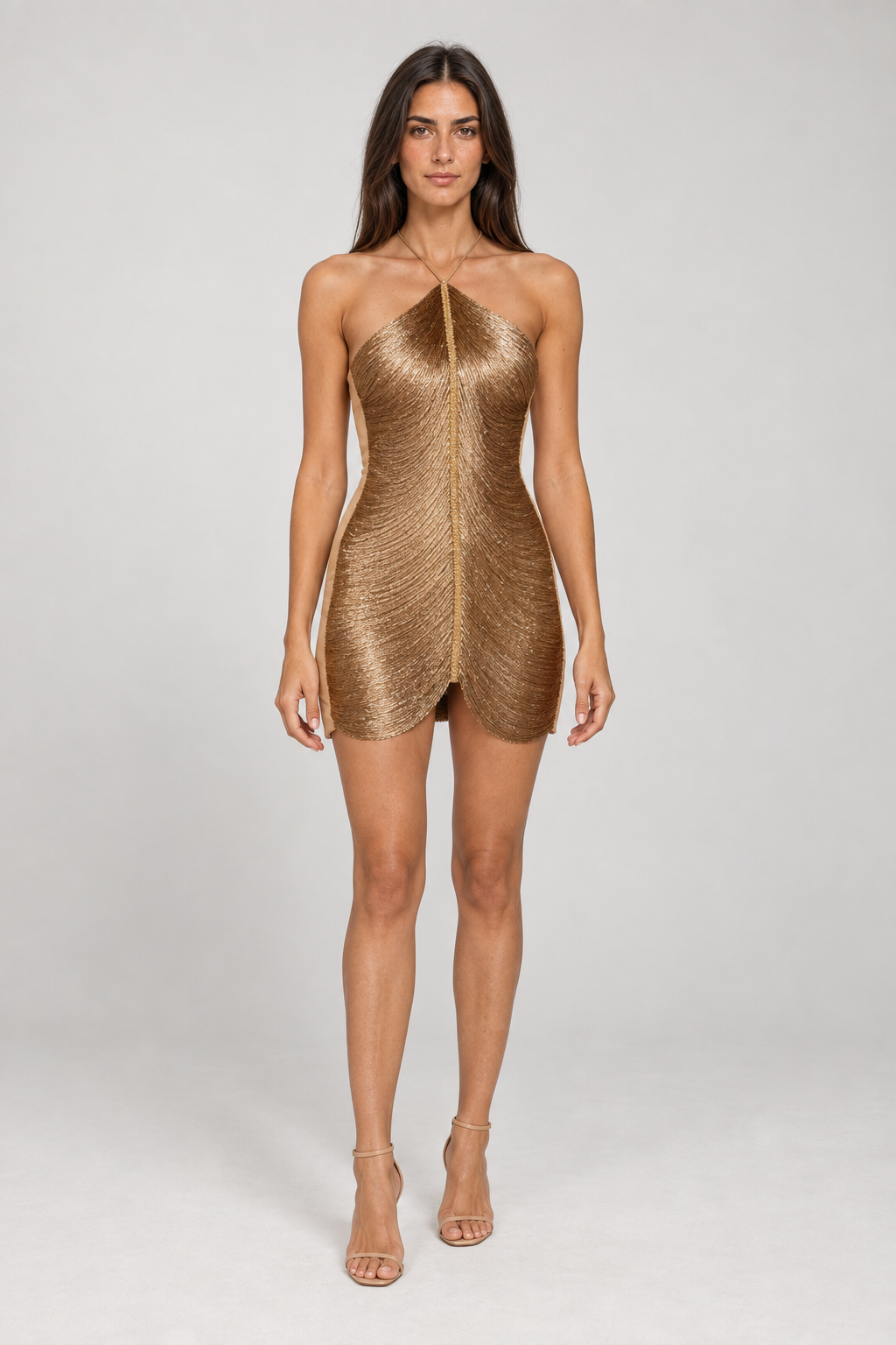 Vestido Perrot dourado com franjas metálicas — modelo Primavera VIEUX — estúdio — foto 1