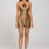 Vestido Perrot dourado com franjas metálicas — modelo Primavera VIEUX — estúdio — foto 1