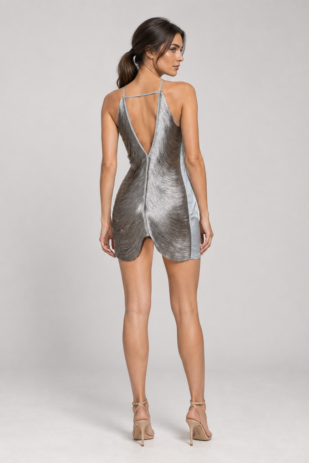 Vestido Perrot prata com franjas metálicas — modelo Primavera VIEUX — estúdio — foto 7