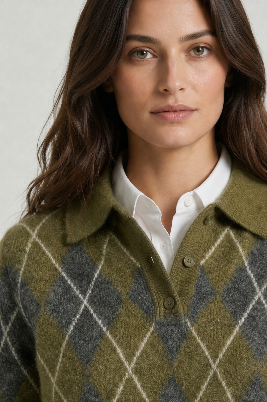 Detalhe do suéter feminino de tricô gola polo xadrez Argyle Ondine VIEUX