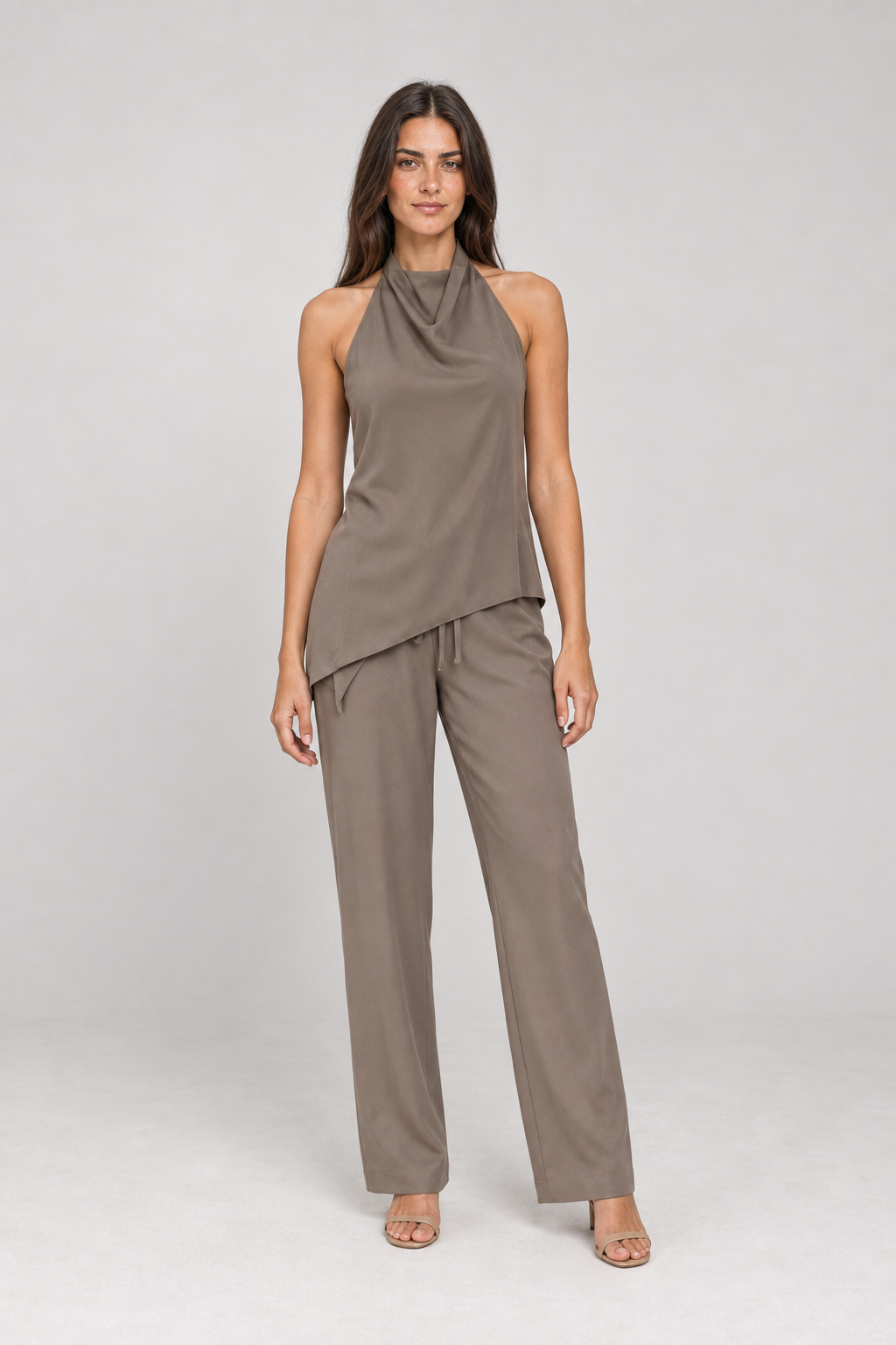 Modelo Primavera VIEUX com conjunto Sussurro marrom, vista frontal