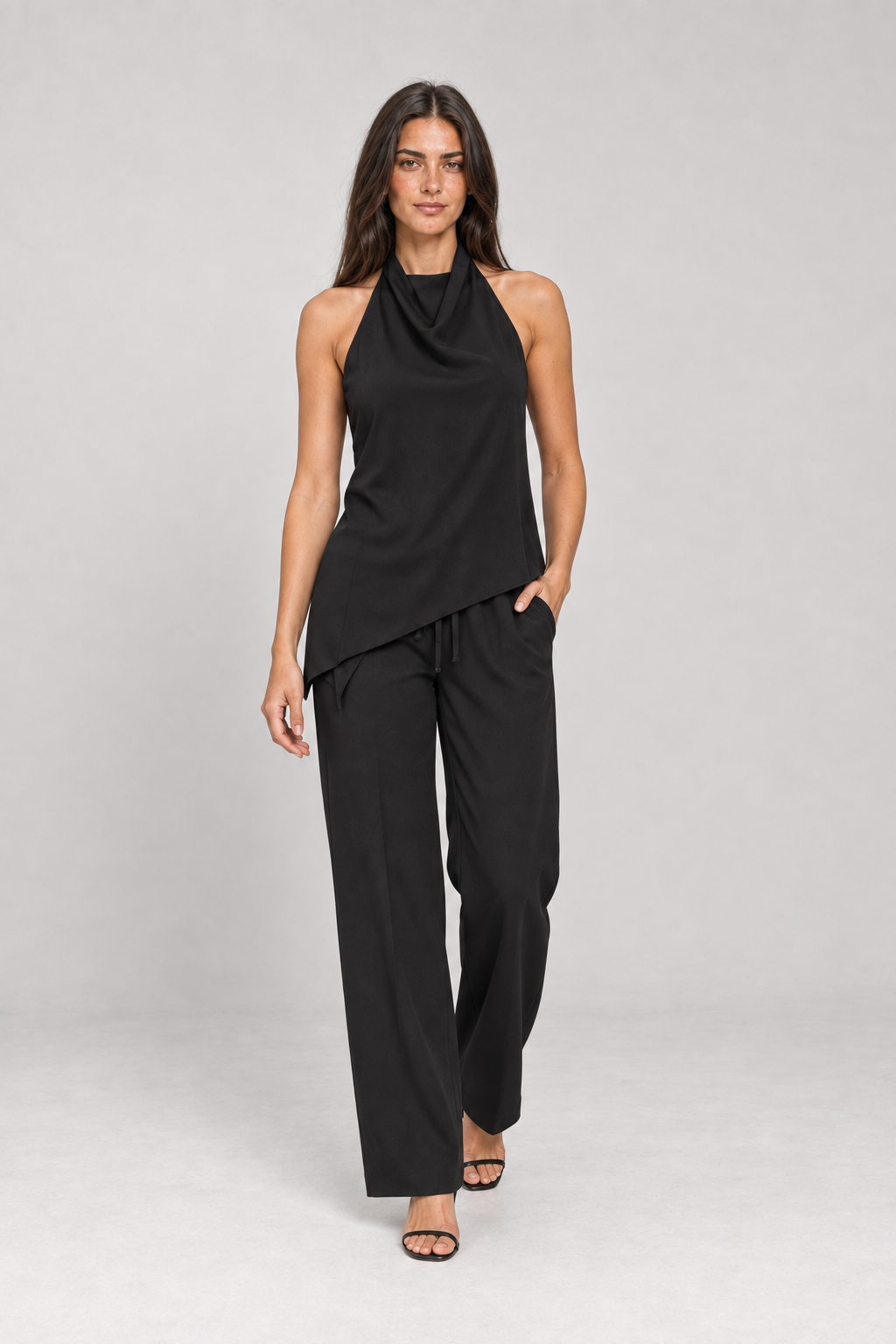 Modelo Primavera VIEUX com Sussurro preto, em movimento