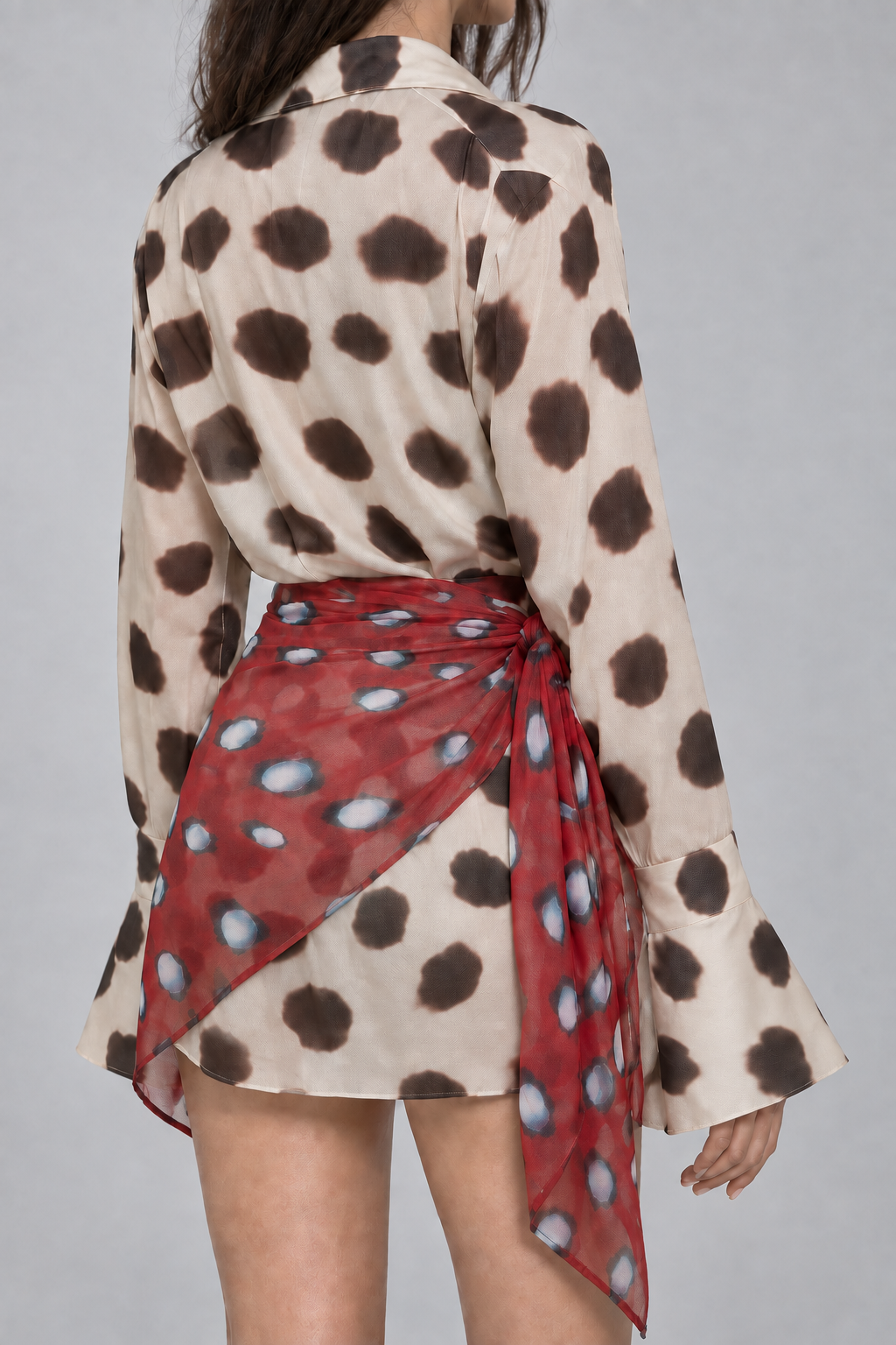 Detalhe do vestido chemise animal print Azénor com lenço vermelho
