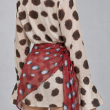 Detalhe do vestido chemise animal print Azénor com lenço vermelho
