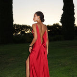 Vestido longo de festa em cetim vermelho VIENE visto de costas