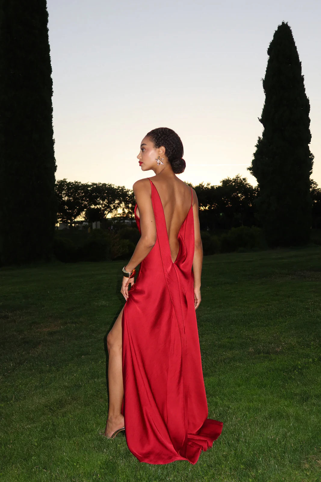 Vestido longo de festa em cetim vermelho VIENE visto de costas