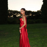 Vestido longo vermelho VIENE com fenda lateral em vista de perfil
