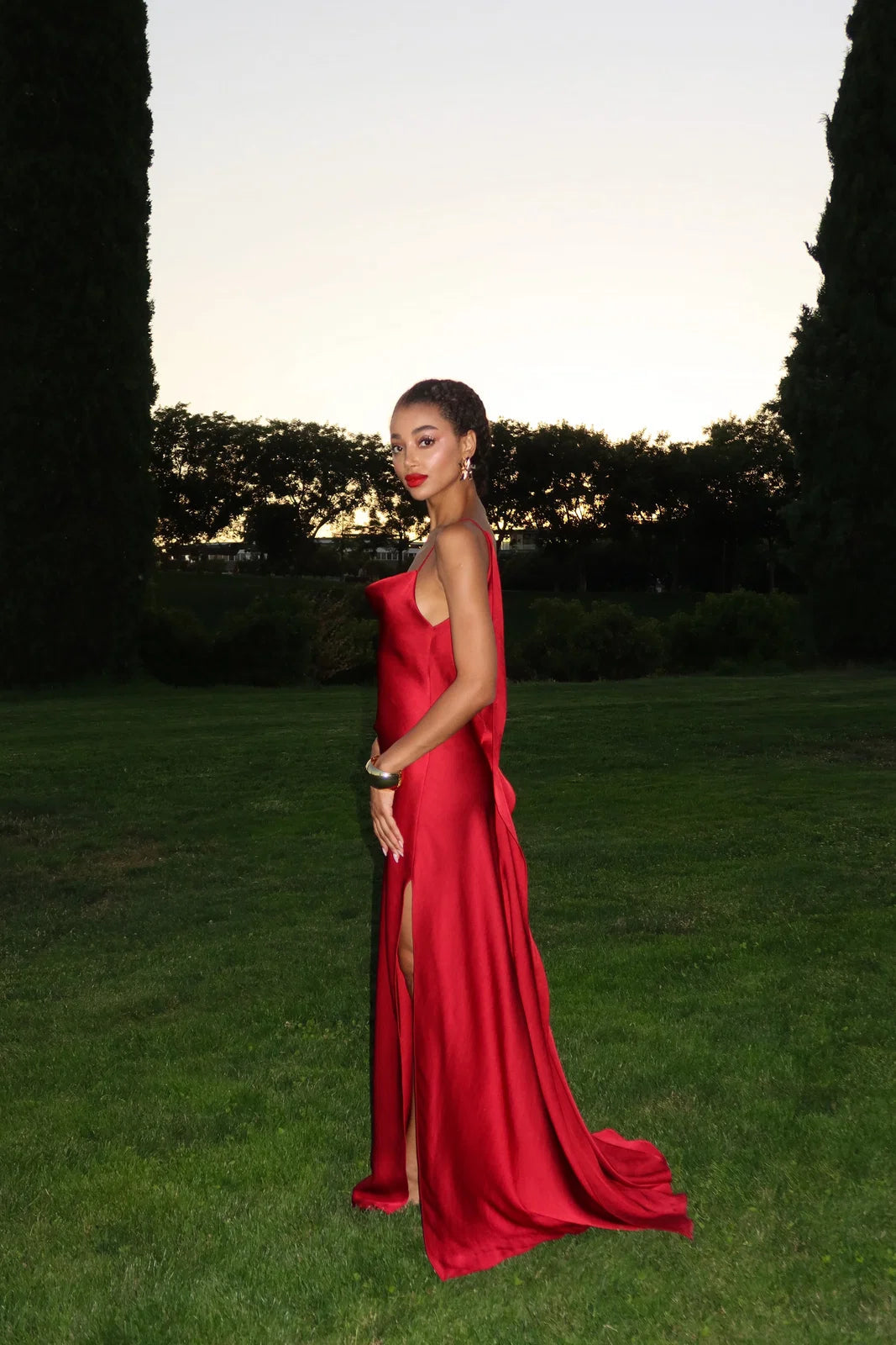 Vestido longo vermelho VIENE com fenda lateral em vista de perfil
