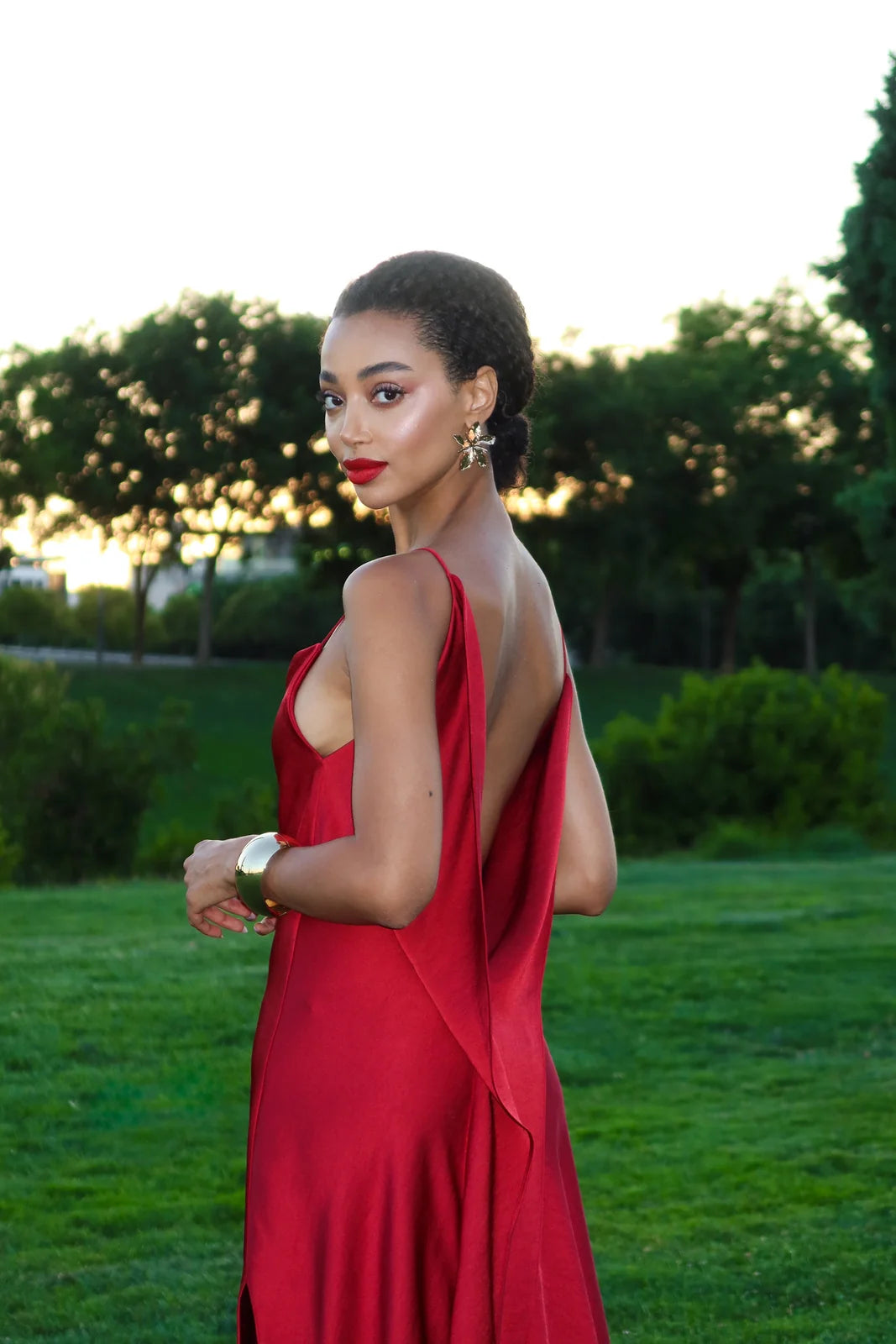 Detalhe das costas abertas do vestido longo vermelho VIENE