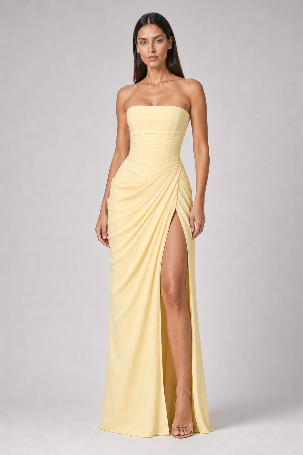 Vestido longo de festa tomara que caia drapeado com fenda Ysé amarelo manteiga - frente