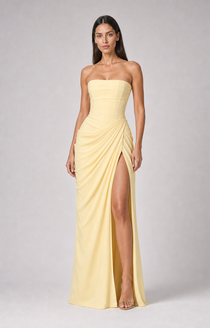 Vestido longo de festa tomara que caia drapeado com fenda Ysé amarelo manteiga - frente