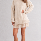 Conjunto feminino Apolline bege com suéter e vestido – vista três-quartos
