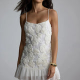 Vestido Curto Azélie branco com flores 3D – vista lateral