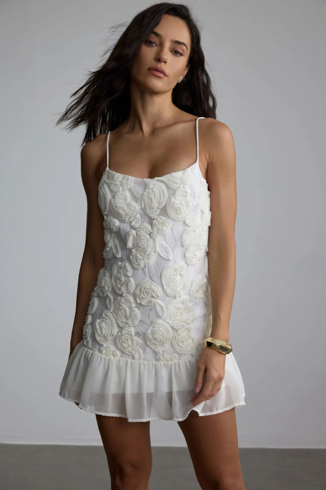 Vestido Curto Azélie branco com flores 3D – vista lateral
