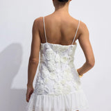 Vestido curto Azélie branco com flores 3D – imagem original 4