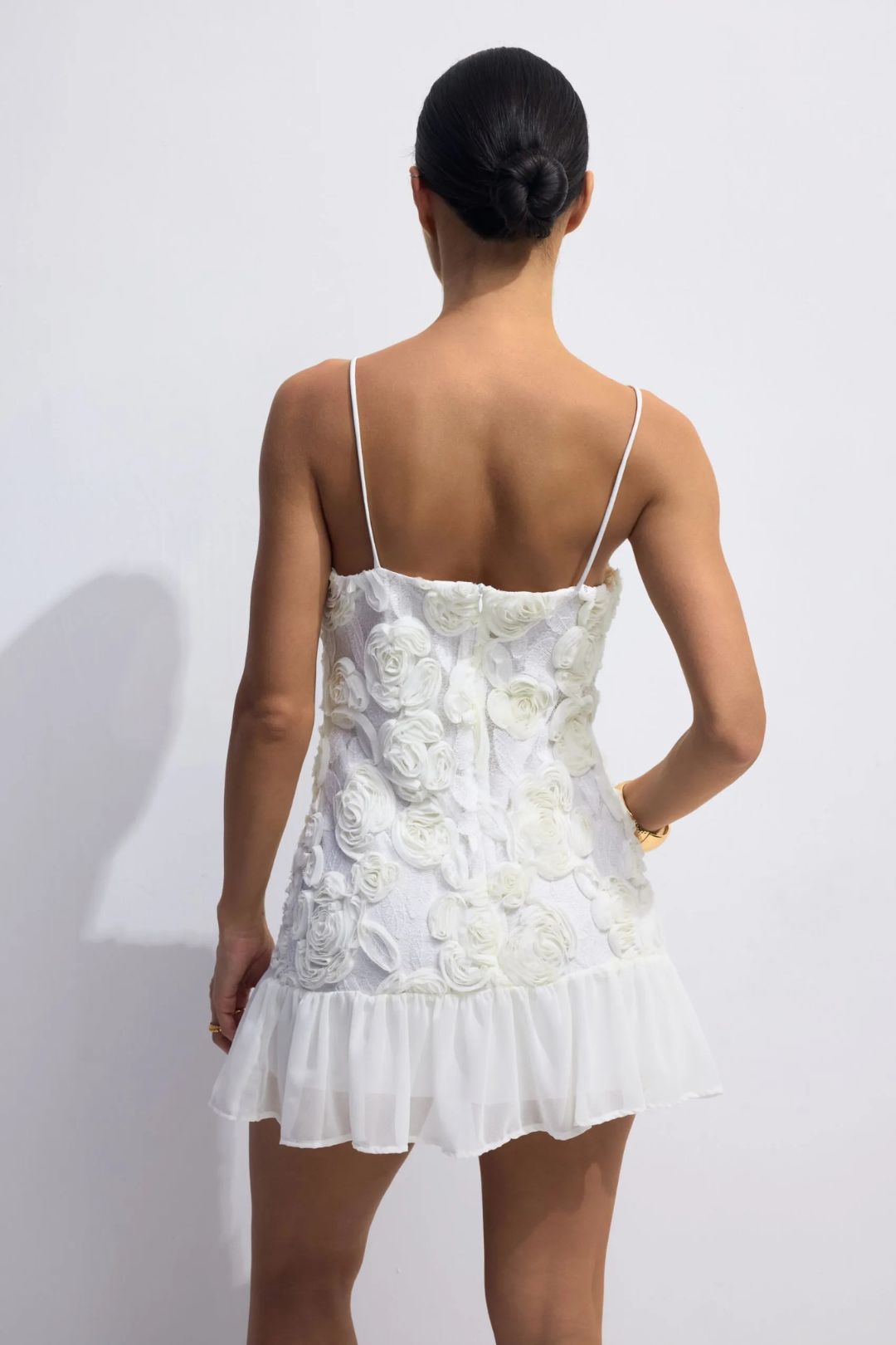 Vestido curto Azélie branco com flores 3D – imagem original 4