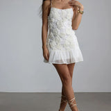 Vestido curto Azélie branco com flores 3D – imagem original 7