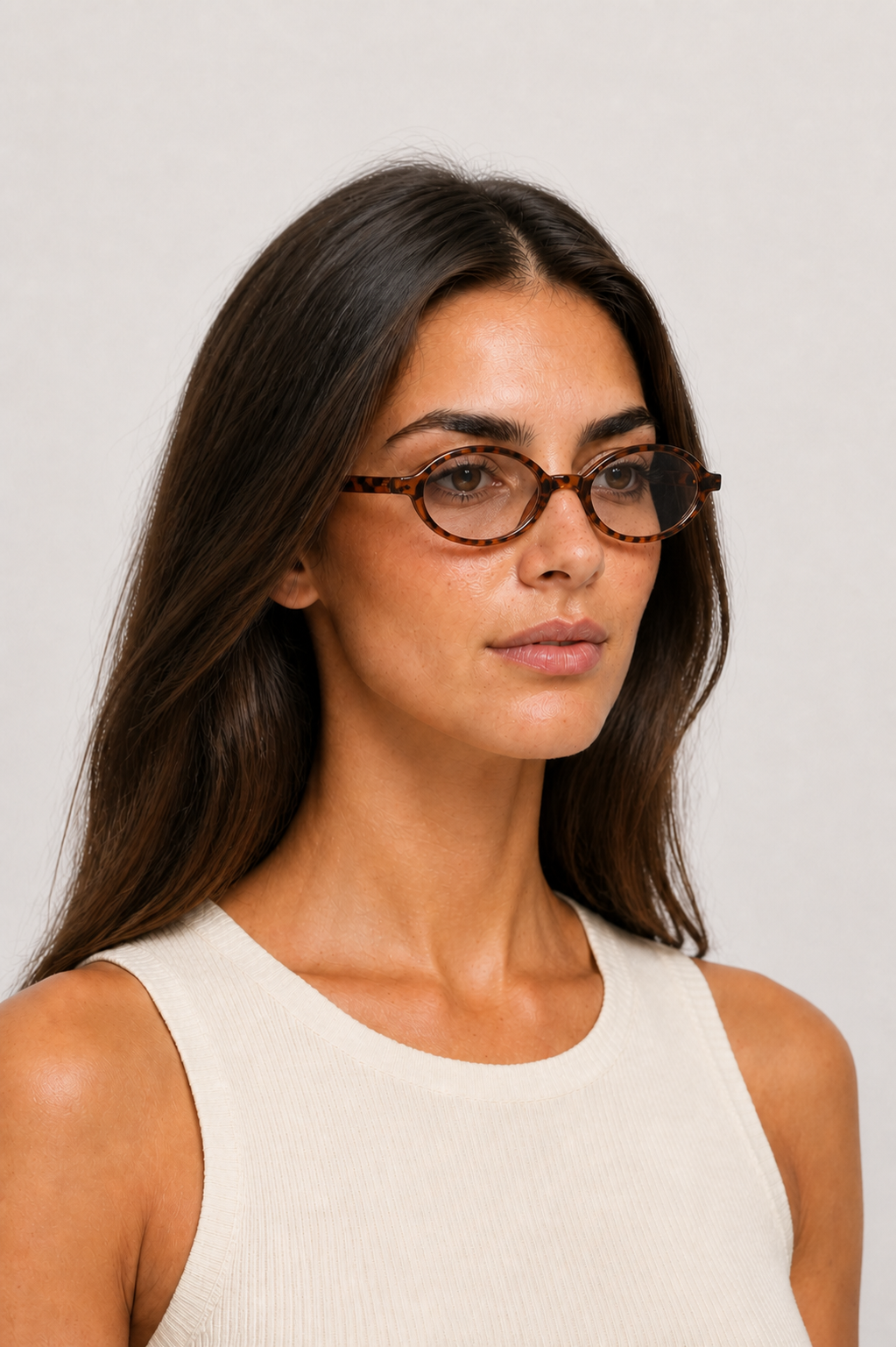 Óculos Béryl tartaruga com lente transparente na modelo VIEUX – diagonal