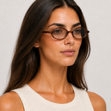 Óculos Béryl tartaruga com lente transparente na modelo VIEUX – diagonal