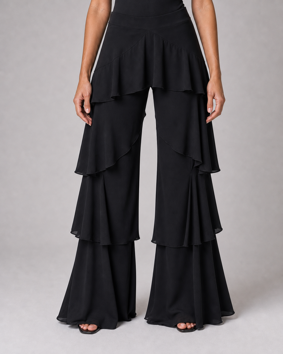 Calça Pantalona Feminina Preta com Babados em Camadas – Solène detalhe editorial