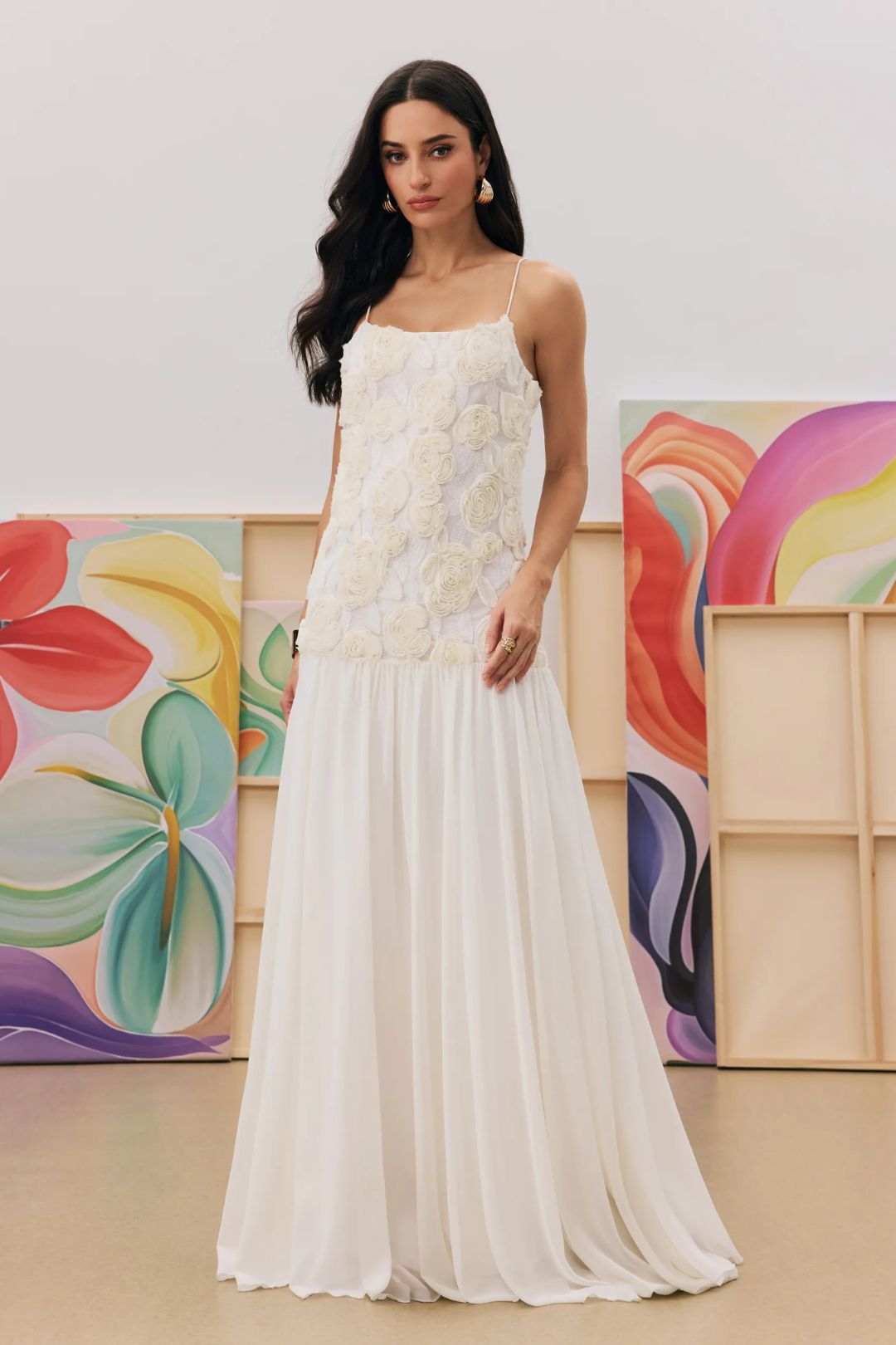 Vestido longo Eulalie branco com flores 3D – imagem original 2