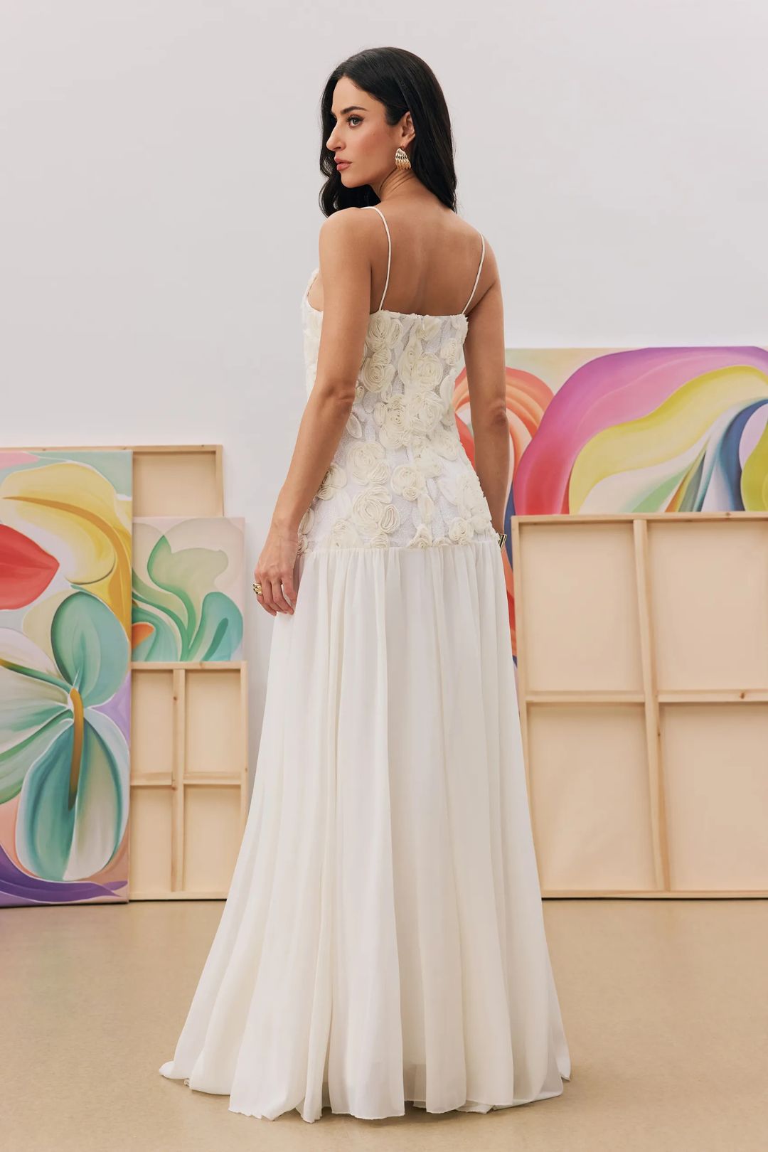 Vestido longo Eulalie branco com flores 3D – imagem original 3