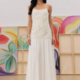 Vestido longo Eulalie branco com flores 3D – imagem original 4