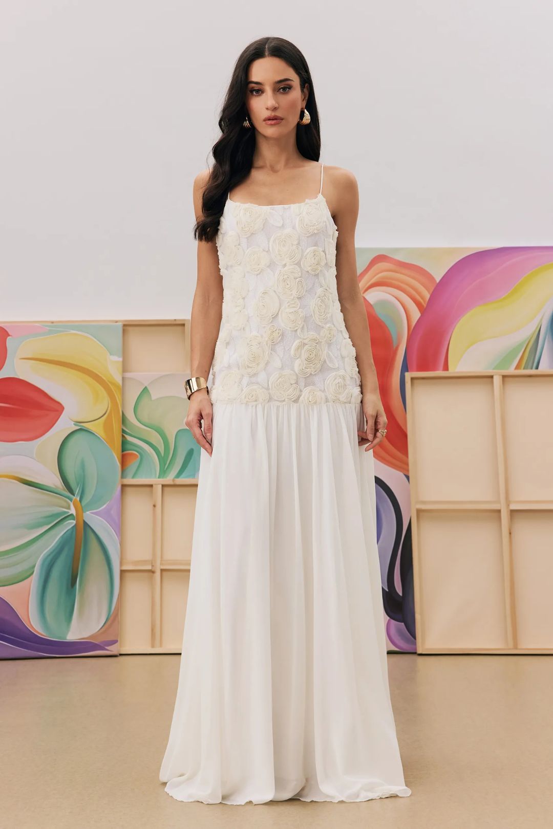 Vestido longo Eulalie branco com flores 3D – imagem original 4