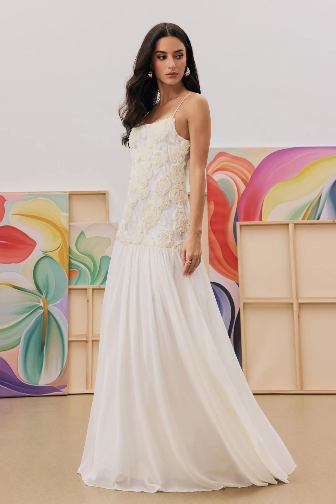 Vestido longo Eulalie branco com flores 3D – imagem original 5